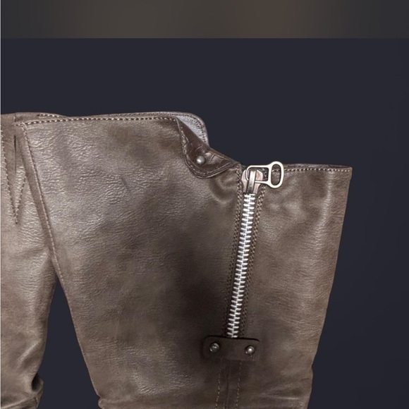 Women’s brown Leather knee high Boots - Picture 4 of 8